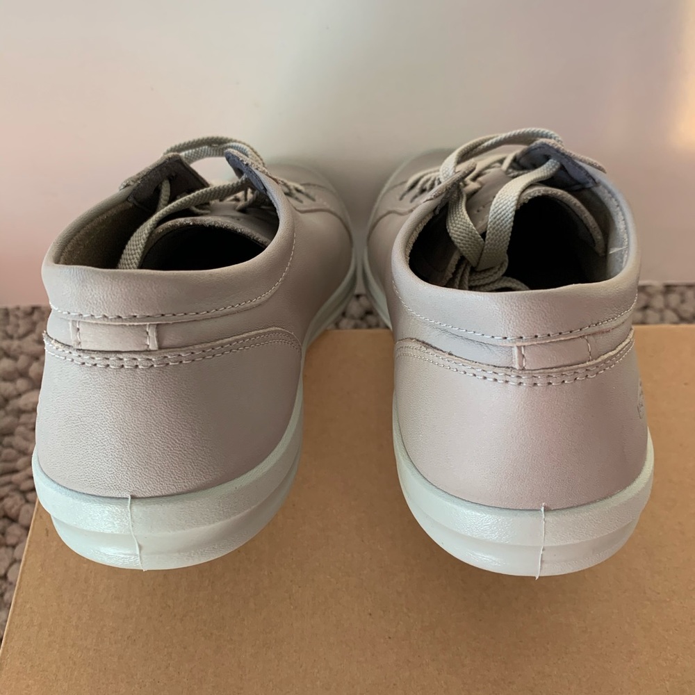 Keen woman tie sneakers. NWOT - Picture 5 of 7
